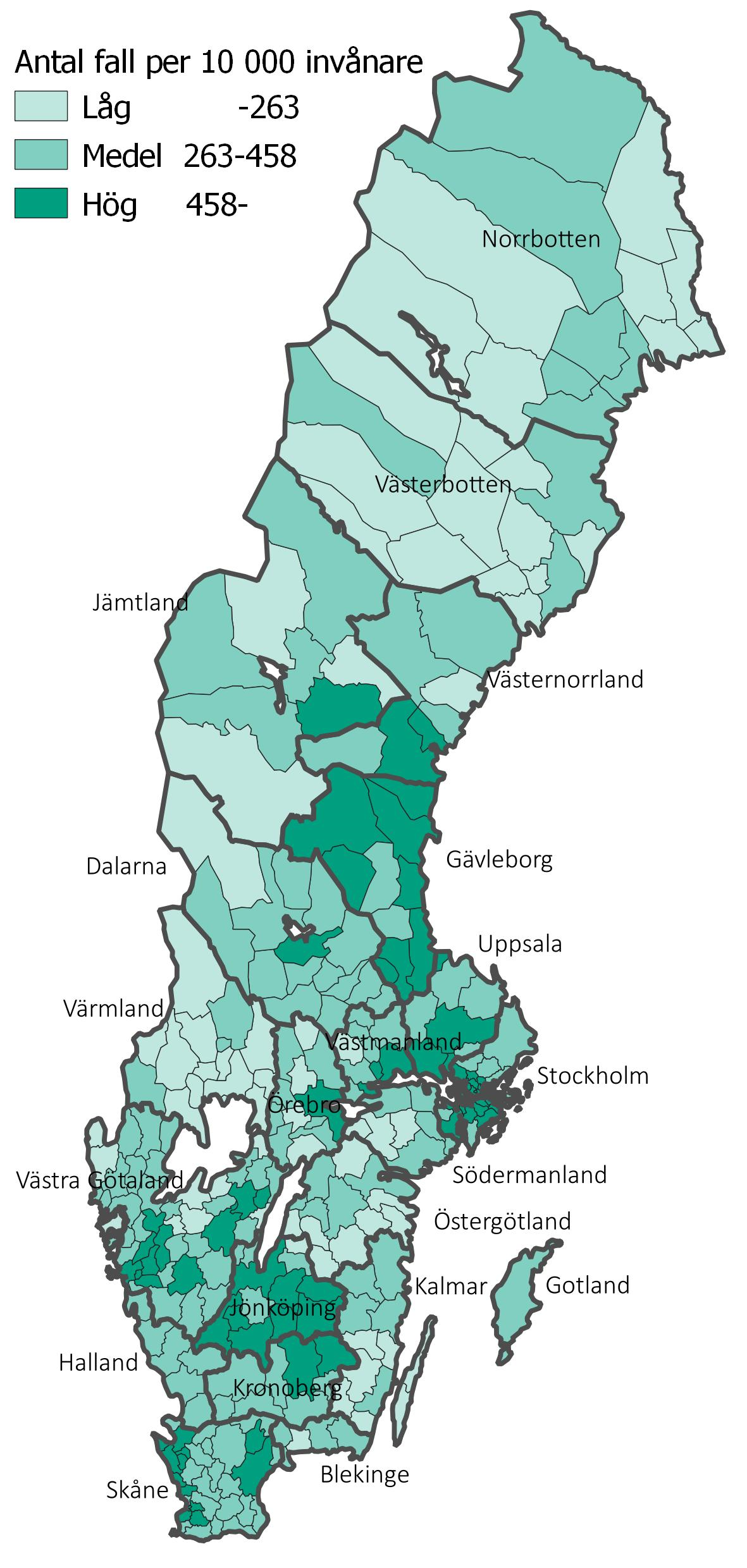 Figuren är en karta över Sverige där läns- och kommungränser framgår. Figuren ska illustrera hur olika kommuner har drabbats av Covid-19-pandemin utifrån antal konstaterade fall. För jämförbarheten skull används måttet fall per 10 000 invånare. Flest fall under 2020 återfinns i storstadslänen, Jönköpings län och Gävleborgs län.